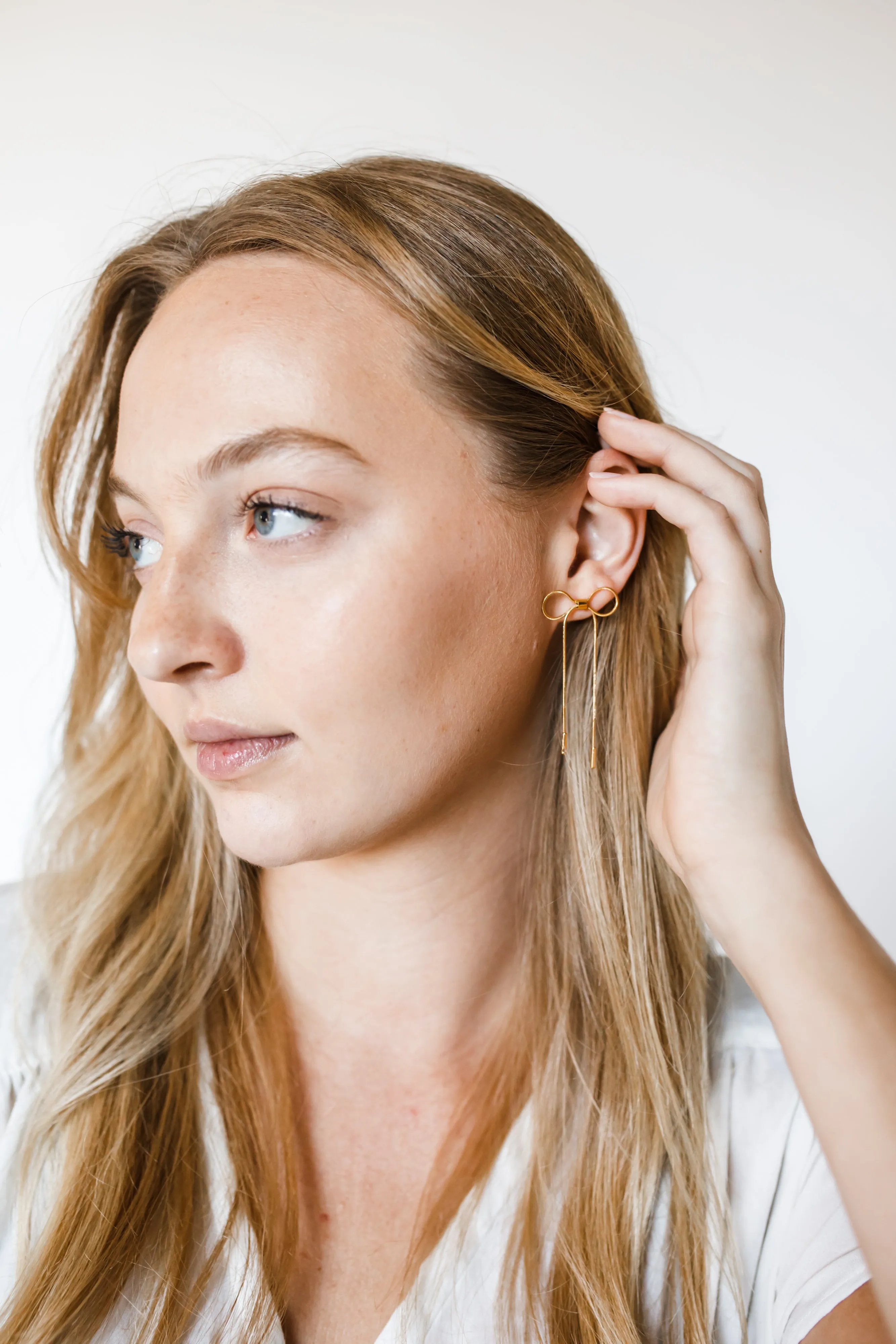 bow earrings { gold }