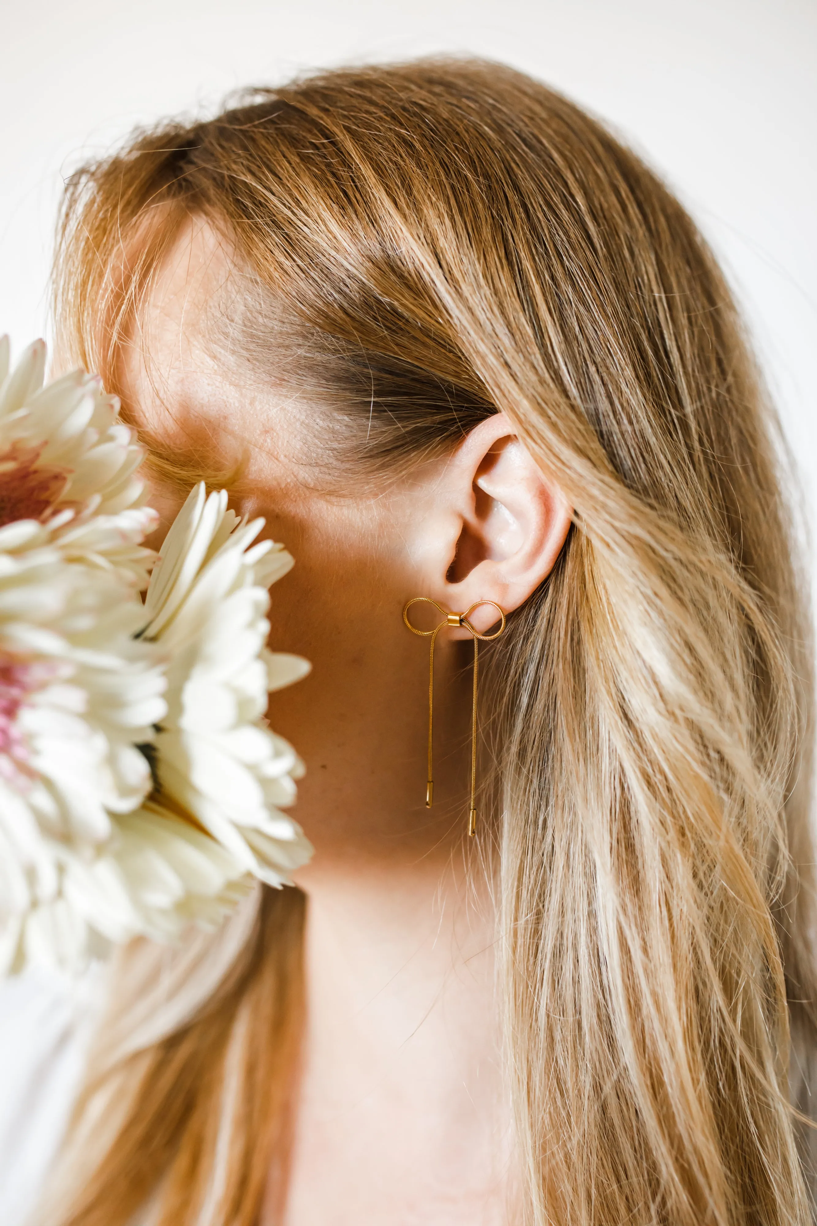 bow earrings { gold }