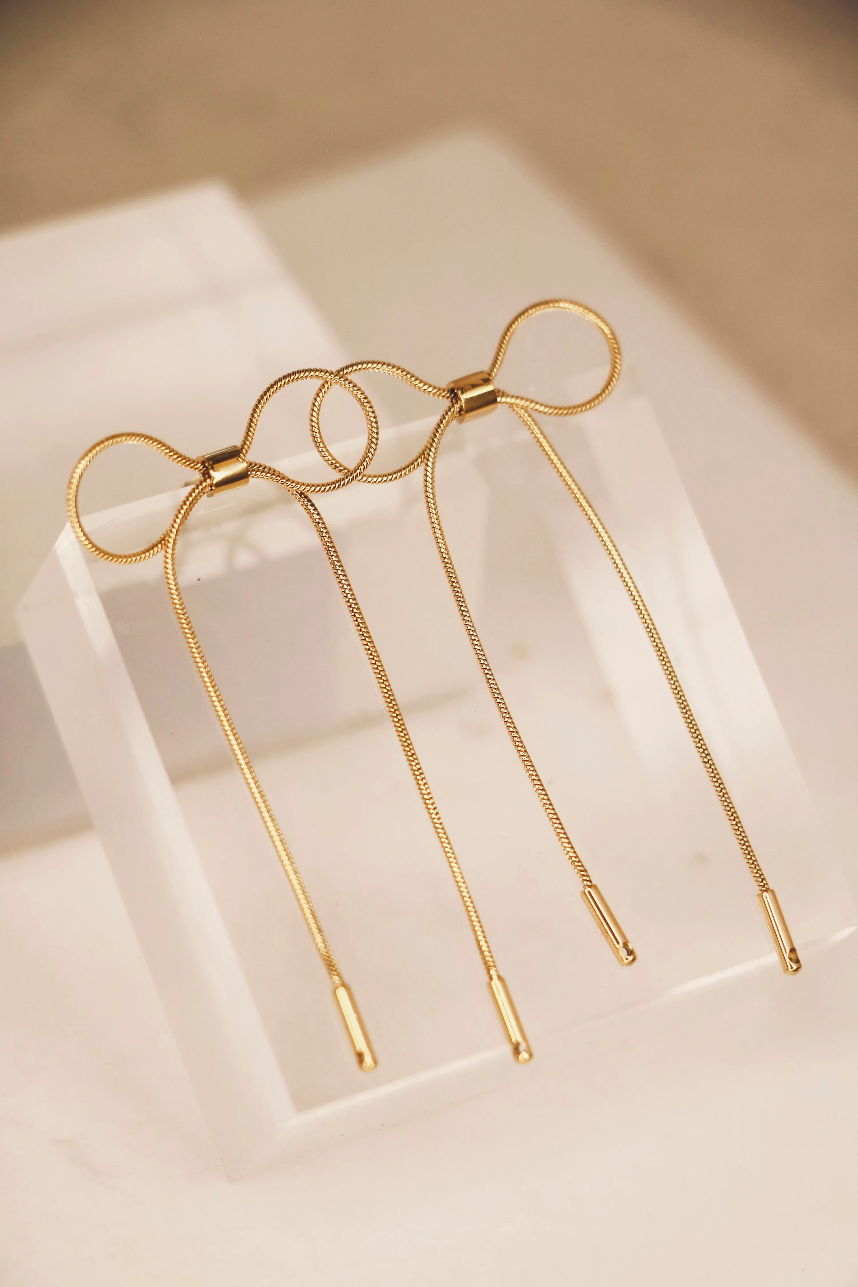 bow earrings { gold }