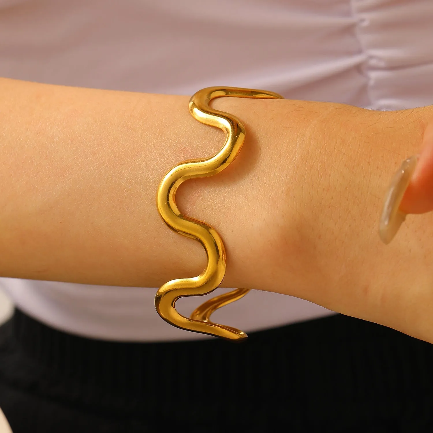 Elegant Wave Styled Gold Bracelet JLTB0622